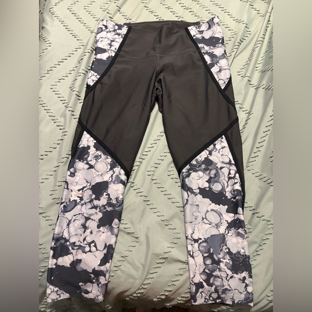 Under Armour HeatGear Compression Cropped Leggings in Dark Gray